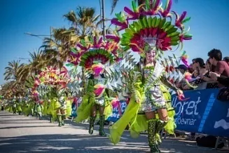 Gente disfrazada en el carnaval de Lloret